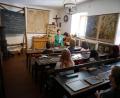 Bild: hmr
Gabriele Achmann mit einer Gruppe im Klassenzimmer der alten Dorfschule von Münchenreuth, das im Stiftlandmuseum wieder nahezu originalgetreu aufgebaut ist.