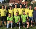 Bild: gel
Die höherklassig pfeifenden Schiedsrichter der Gruppe Amberg sind bereit für die neue Saison. Hinten von links Benjamin Mignon, Thomas Ehrnsperger und Matthias Kraus, (in der Mitte von links) Matthias Zahn, Jonas Kohn, Tim Schuller, Julian Roidl, Manuel Röhrer, Moritz Fischer, (vorne von links) Sergej Aleschko, Adrian Kohn und Lukas Schwendner sowie Lehrwart Walter Schimpke (rechts) und Obmann Thomas Gebele (Mitte Zweiter von links).