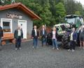 Bild: jr
Die Traktor-Tour des Bayerischen Bauernverbandes machte am Geflügelhof Bockisch in Trevesen Halt. Mit dabei waren (von links) BBV-Geschäftsführer Ulrich Härtl, Landwirt und Direktvermarkter Michael Bockisch, die Kreisbauernverbandsobmänner Josef Fütterer (Neustadt/WN) und Ely Eibisch (Tirschenreuth), die Kreisbäuerinnen Josefine Kick und Irmgard Zintl, sowie Praktikant Johannes Kleber (BBV-Geschäftsstelle).