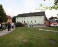 Bild: bjp
Nur im kleinen Kreis feiert die Feuerwehr Burkhardsreuth die Segnung ihres neuen Mannschaftstransportwagens durch Pfarrer Edmund Prechtl.