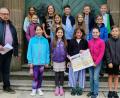 Bild: do
Katharina, Julia, Marie, Elisa, Fanny, Anne, Mila, Sophie, Celina, Paul, Hannes, Jonas, Max, Simon, Stefan und Anton: Gemeinsam überreichen die Erstkommunikanten nach dem Dankgottesdienst mit Pfarrer Adrian im Klosterhof an Andreas Steinl den symbolischen Spendenscheck für die Kinderkrebshilfe.