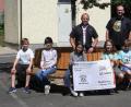 Bild: wro
Rektorin Inge Dick (links) und Kinder aus den drei Grundschulen übernahmen vom Vorsitzenden des Vereins "November (T)rain", Benjamin Meyer, und Schriftführer Florian Greil (hinten von links) eine Spende in Höhe von 300 Euro. Die Spendenübergabe fand im Pausenhof der Grundschule Wiesau statt.