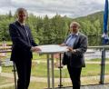 Bild: Eichl
Der neue Wirt am Gaisweiher, Hans-Rudolf Hüttel (rechts), hat Bürgermeister Thomas Meiler seine Vorstellungen von einer künftigen Gastronomie in der Campinganlage geschildert.