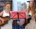 Bild: fsb
Marina (rechts) und Magdalena begleiten sich mit ihren Gitarren.