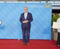 Bild: Christine Blei/exb
Innenminister Joachim Hermann (Zweiter von rechts) überreichte an die Vertreter des 1. FC Schwarzenfeld Manfred Müller (links), Gabi Beck (Zweite von links) und Silvia Beck (rechts) die "Sportplakette des Bundespräsidenten".