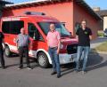Bild: rab
Kommandant Andreas Luber, Vereinsvorsitzender Günther Ernst, Bürgermeister Uwe König und Zweiter Kommandant Johannes Amann (von links) nahmen das Mehrzweckfahrzeug in Empfang, das im Beisein der Aktiven auch gleich den ökumenischen Segen erhielt.