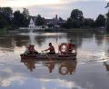 Bild: mde
Mit Rettungsschwimmwesten ausgestattet rudern die Feuerwehrleute der Kemnather Wehr im Stadtweiher.