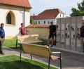 Bild: Daniel Weidner/exb
SPD-Fraktionssprecher Volker Jung, Gartengestalter Jürgen Huber sowie die Fraktionsmitglieder Tobias Christau und Daniel Weidner (von links) an der Urnenwand.