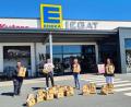 Bild: Edeka Legat/exb
Zur Übergabe waren (von links) Marktleiter Stephan Minnich, Inhaber Stefan Legat, Andrea Günthner, Geschäftsleitung Firma Haustechnik Günthner, und Nicole Fürst von der Mitterteicher Tafel gekommen.
