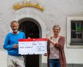 Bild: Martina Heberl/exb
Thomas Knauber vom Verein Kinder von Nepal und Bärbel Eichenmüller vom Team des Weltladens bei der Spendenübergabe.