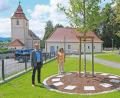 Bild: twi
Bürgermeister Konrad Kiener, Zweite Bürgermeisterin Maria Schlögl und Sachbearbeiter Thomas Klinger (von links) stellen die Urnenbaumgräber auf dem Oberköblitzer Friedhof vor. Daneben hätte noch ein zweiter Urnenbaum Platz.