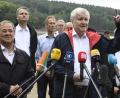 Bild: Roberto Pfeil
Nordrhein-Westfalen, Euskirchen: Bundesinnenminister Horst Seehofer (CSU, r) und der Ministerpräsident von Nordrhein-Westfalen, Armin Laschet (CDU, l) sprechen vor der Steinbachtalsperre zu den Medien.
