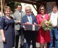 Bild: amö
Hausarzt Paul Gierlach und seine Frau Anne (Mitte) wurden mit Geschenken verabschiedet. Den Einsatz über 33 Jahre hinweg würdigten (von links) Bürgermeisterin Sonja Meier, Landrat Thomas Ebeling sowie die stellvertretenden Bürgermeister Markus Fichtinger und Robert Eibl.