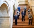Bild: Joerg Koch/ Bayerische Staatskanzlei
Bei der Ehrung in München: Oberst Gerald Schreiber, Schule Informationstechnik in Pöcking (vorne, links), Stabsfeldwebel Manuel Wild, Logistikbataillon 472 in Kümmersbruck (mittlere Reihe, links) Parlamentarischer Staatssekretär im BMVg Thomas Silberhorn (hinten, links), Ministerpräsident Markus Söder (Mitte), Oberstabsfeldwebel Michael Nagel, Sanitätslehrregiment in Feldkirchen (hinten, rechts), Hauptmann Christian Jäger, Logistikbataillon 472 in Kümmersbruck (mittlere Reihe, rechts) und Stabsfeldwebel Heiko Löhner-Hoffmann, Logistikbataillon 472 in Kümmersbruck (vorne, rechts).
