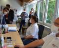 Bild: Kunz
Ein ministerialer Blick auf den Schreibtisch von Monika Bücherl und Roland Suchanek, die das Check-out-Personal stellen.