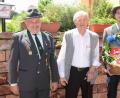 Bild: ker
Schützenmeister Werner Grünthaler (links) und der amtierende Bruderbund-König Sebastian Grünthaler (rechts) gratulieren Adolf Himmerer zum 80. Geburtstag.