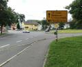 Bild: Portner
Eine Herausforderung für Autofahrer und Fußgänger: Die Verkehrssituation an der Kreuzung der beiden Staatsstraßen 2398 (links) und 2159 sowie der Ortsstraße „Am Schießanger“ (rechts) bleibt ein Dauerthema. Der seit Jahren geplante Kreisverkehr wird nicht mehr als die einzige Verbesserung angesehen.