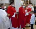 Bild: lgc
Weihbischof Dr. Josef Graf spendete in der Pfarrkirche St. Luzia das Sakrament der Firmung. Der Gottesdienst wurde in Konzelebration mit Pater Adrian Kugler (Zweiter von rechts) und Pater Johannes Bosco Ernstberger (Zweiter von links) gefeiert.