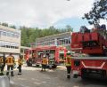 Bild: Klaus Trenz 
Viele Einsatzkräfte vor der Schule in Pegnitz. Letztlich hatte die Wehr den Brand aber schnell im Griff.