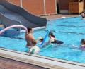 Bild: wel
Martina Baumer und Bademeister Reinhard Klein bringen den Schwimmanfängern erste Übungen bei. Insgesamt fünf Schwimmkurse werden zurzeit von der örtlichen Wasserwacht Oberviechtach angeboten.