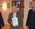 Bild: bö
Für 60 Jahre Mitgliedschaft bei der Freiwilligen Feuerwehr Hohenburg wurde Josef Lotter geehrt. Dazu gratulierten Vorsitzender und Bürgermeister Florian Junkes (rechts) und sein Stellvertreter Hubert Przybilla (links).