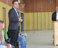 Bild: soj
Bürgermeister Wolfgang Söllner (stehend, von links) bedankte sich in der Jahreshauptversammlung bei den Vorsitzenden der TSG-Aktiv, Helmut Pöllath und Andrea Pfreundtner, für das ehrenamtliche Engagement.