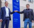 Bild: Thomas Geiger/exb
Leitender Baudirektor Roman Beer (rechts) begrüßt seinen neuen Stellvertreter, Baudirektor Tobias Bäumler (links), im Staatlichen Bauamt Amberg-Sulzbach. Bäumler stammt aus Eschenbach und wohnt in Weiherhammer. Zuletzt leitete er die Dienststelle Fürth der Autobahndirektion Nordbayern.