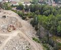 Bild: privat
Eine Luftaufnahme des Steinbruchs Wurmstein in Flossenbürg. Im Hintergrund die ehemalige Kommandantur des Konzentrationslagers. Unten rechts die Aussichtsplattform, unterhalb die sogenannte Häftlingswand.