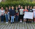 Bild: jr
Firmlinge aus drei Gruppen spendeten 1005,21 Euro für die Hilfsprojekte von Bischof Moses D. Prakasam in Indien. Das Geld übergaben sie an Ernst Bayer (rechts), den Vorsitzenden des Vereins „Projekt Moses – Hilfe für Indien“. Stadtpfarrer Anton Witt (Siebter von links) dankte den Kindern und den beteiligten Müttern.