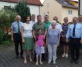 Bild: rkp
Karolina Thammer (vorne, Mitte) freute sich an ihrem 80. Geburtstag über die Glückwünsche ihrer Familie. Auch Bürgermeister Walter Schauer (links) und Vereinsabordnungen gratulierten.