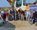 Bild: ak
Zweiter Bürgermeister Rudi Heier, Gemeinderat Matthias Busch, Klärwärter Klaus Pühl, Diplomingenieur Manuel Zwick, Gemeinderat Thorsten Neugirg, Diplomingenieur Stefan Wolf, Bauleiter Holger Dederl und Norbert Nickl von der Firma Bauer, Bauamtsleiter Thomas Schneider, Gemeinderat Roland Steininger und Bürgermeister Christian Porsch (von links) beim Spatenstich.