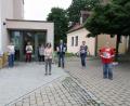 Bild: bjp
20 Kinder- und Jugendbücher schenkte der Strickkreis Schwarzenbach mit Sprecherin Ingrid Schmid (Dritte von links) der Gemeindebücherei. Bibliotheksgruppensprecherin Anja Kirschsieper (links) und Bürgermeister Thorsten Hallmann (Dritter von rechts) dankten für diese Bereicherung des Angebots.