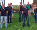 Bild: ang
Peter Schieder (Zehnter von rechts) bleibt für weitere zwei Jahre Vorsitzender des TSV Reuth.