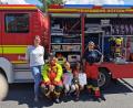 Bild: jma
(von links) Erzieherin Regina Draht, Christian Rahn und Christina Lösch von der Feuerwehr Hütten mit den beiden Mädchen des Kindergartens.