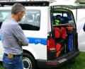Bild: dir
Silas Hämmerl erläutert die Innenausstattung, die der VW-Bus T6 für seine Aufgaben bei der Bergwacht mitbringt.
