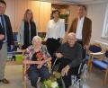 Bild: jr
Else Seitz (vorne links, neben Ehemann Oskar) feierte am Wochenende ihren 85. Geburtstag. Es gratulierten (stehend, von rechts) ihre Kinder Josef, Renate und Anita sowie Bürgermeister Stefan Grillmeier.