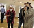 Bild: ubb
Die 72-jährige Bärnauerin Ingrid Leser (links) erinnert sich noch genau an die Geschehnisse im Mai 1990. Die Zeitzeugin erklärte den Ehrengästen unter anderem das Konzept der Ausstellung.