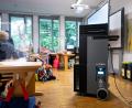 Bild: Sven Hoppe/dpa
Kein Allheilmittel: Ein mobiler Luftfilter in einem Klassenraum an der Grundschule Neubiberg..
