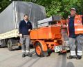 Bild: hcz
Christian Lenk (Kirchenthumbach) und Feldkoch Joachim Schmid fahren im LKW mit dem Anhänger "Gulaschkanone".