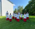 Bild: adj
Pfarrer Thomas Peter Kopp (hinten, links) begrüßte die neuen Minis Oskar Ponath (von links), Gabriel Gruber, Franz Käs, Benedikt Lang, Luis Beutler und Vroni Käs. Als Gruppenleiter fungieren Felix Holfelder, Leonie Witt und Hannah Kallmeier.