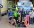 Bild: njn
Die Vorschulkinder mit Hauptkommissar Carsten Landgraf vor dem interessanten Polizeiauto.