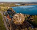 Bild: inMotion PARK Seenland GmbH
In der Nähe der Erlebnis-Holzkogel am Steinberger See fällt der Grund unter Wasser steil ab. Die Wasserwacht spricht von einer trügerischen Stelle.
