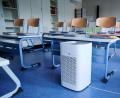 Symbolbild: Annette Riedl/dpa
Luftreinigungsgeräte wie auf diesem Symbolbild stehen schon in einigen Schulen im Landkreis, beschafft von örtlichen Sachaufwandsträgern. Jetzt wurde ein staatliches Förderprogramm für alle Klassenräume aufgelegt.