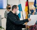 Bild: StMAS-Göttert
Manuel Balk, Vorsitzender des Vereins Mühlschleifhaisl, nimmt von Sozialministerin Carolina Trautner die Urkunde entgegen.