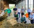 Bild: njn
Praktische Prüfungen in Sassenhof: Im Bild (stehend, von links): Betriebsinhaber Martin Fütterer, Stephan Steiner, Prüfer Simon Zeitler, Moritz Rogler, Bildungsberater Johannes Völkl, Sachgebietsleiterin Angelika Spitzer von Regierung der Oberpfalz, Dr. Sina Siegerstätter vom AELF Weiden sowie (knieend, von links) Markus Meckl, Theresa Kreckl und Prüfer Franz Josef Baeck.