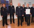 Bild: bö
Nach 31 Jahren als Feuerwehrkommandant gibt Klaus Falk (mit Urkunde) das Amt ab. Er wird spontan zum Ehrenkommandanten ernannt. Dazu gratulierten unter anderem Kreisbrandmeister Alexander Graf, der neue Kommandant Martin Falk (Dritter von links) und Bürgermeister Florian Junkes (Zweiter von rechts).