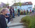 Bild: Katholische Jugendstelle Tirschenreuth/exb
Die Teilnehmer einer Andacht aus der kürzlich gestarteten Reihe „Wundersame Wege“ in Erbendorf.