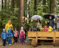 Bild: fpoz
Freude über die neue Sitzgruppe: Im Bild (hinten von links) die Leiterin des Waldkindergartens Kathrin Götzl, Erzieherin Veronique Fürst, Bürgermeisterin Margit Bayer und die Vorsitzenden der Naturfreunde, Erich und Cornelia Totzauer, sowie (vorne) die „Waldfüchse“.