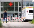 Bild: Gabi Schönberger
Der Container mit der Aufschrift "Sanitätsdienst" steht zurzeit noch vor der BRK-Zentrale in der Ulrich-Schönberger-Straße. Demnächst ist er als Impfzentrum auf Rädern in Weiden und im Landkreis unterwegs. Passanten können dort ohne Termin eine Anti-Covid-Spritze bekommen.