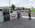 Bild: sei
Am offiziellen Eröffnugnstag der neuen Tankstelle überreichte Bürgermeister Richard Kammerer (links) an Gerhard Bergler (rechts) einen Präsentkorb und freute sich auch für die Einwohner, dass endlich wieder in Mantel getankt werden kann. Gerhard Bergler nahm auch gleich die Anregung auf, dass die Beleuchtung am Preismast nachts zu hell ist und ließ die Anlage herunterdimmen.